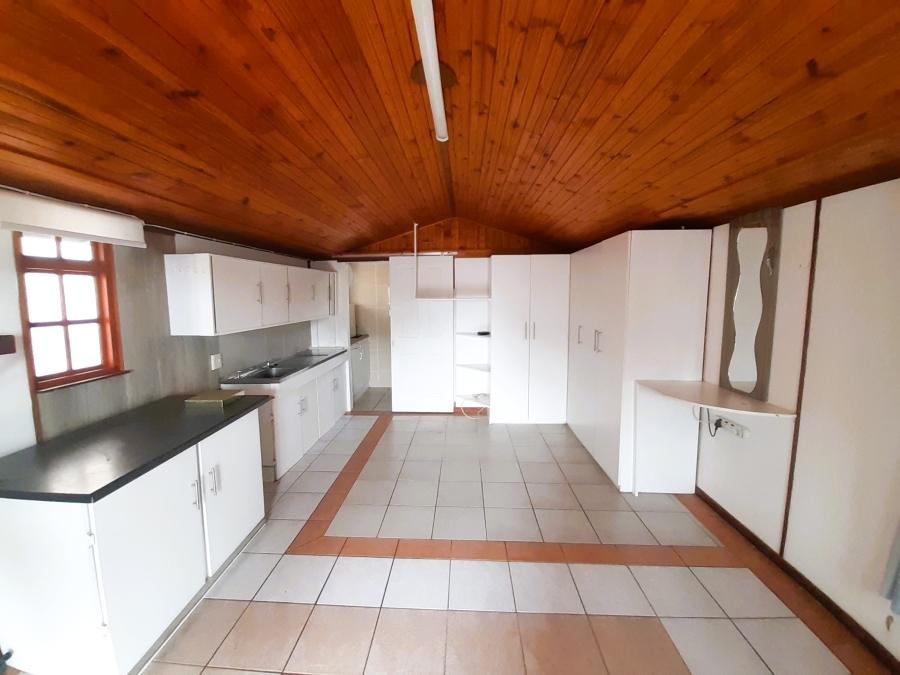 6 Bedroom Property for Sale in Paradise Beach Eastern Cape
